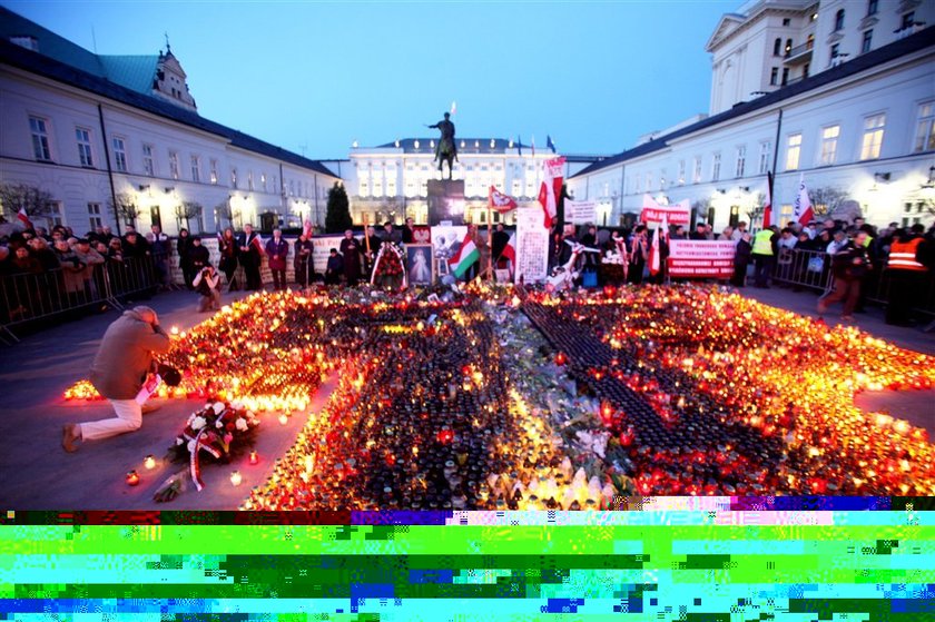 Skandal po obchodach smoleńskich! Wyrzucali palące się znicze