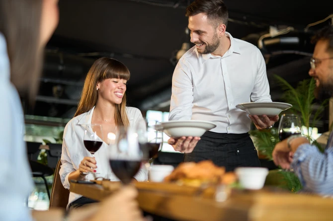 Ljudi koji pomažu konobarima su često empatičniji