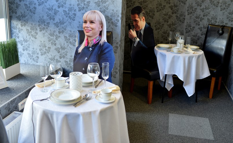 Zaaranżowany przez Prawo i Sprawiedliwość lokal - wystawa o nazwie "Ewa & Przyjaciele" otworzyła w Warszawie kandydatka PiS na premiera Beata Szydło.