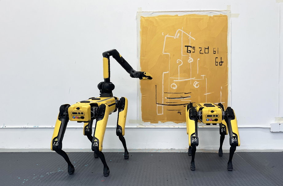 Basia: robot (po lewej) przy pracy nad autoportretem.
