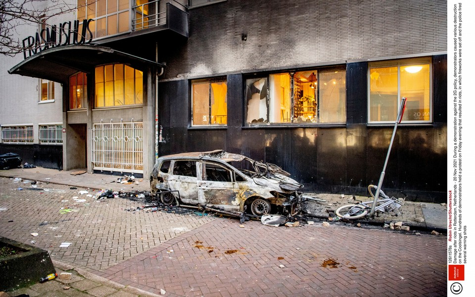 Demonstracje w Rotterdamie przeciwko rządowym obostrzeniom