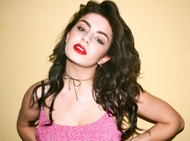 Charli XCX łamie wszelkie zasady – zobacz!