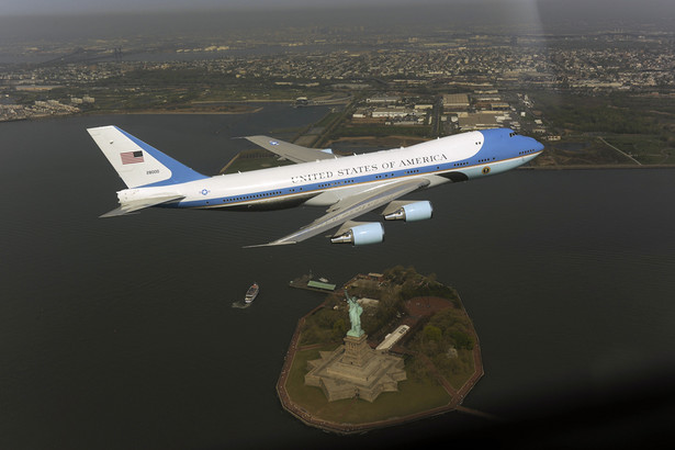 Samolot Air Force One to model Boeing VC-25A, specjalna przeróbka jumbo-jeta. Prezydent USA ma do dyspozycji dwie takie maszyny. Na zdjęciu jeden z samolotów przelatuje nad Nowym Jorkiem.