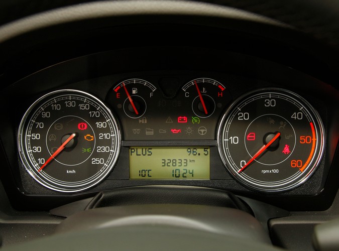 Croma to powrót Fiata do ligi passata i mondeo, w której notabene nigdy nie udało się zabłysnąć producentowi znanemu z fenomenalnych aut miejskich. Niestety i w tym przypadku włoska koncepcja limuzyny nie przypadła do gustu klientom. Sprawdzamy, w czym tkwi problem...