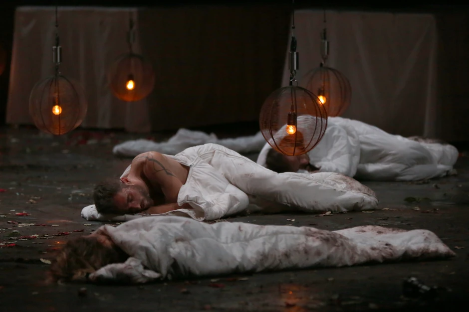 Olimp, glumci spavaju na sceni Saav centra