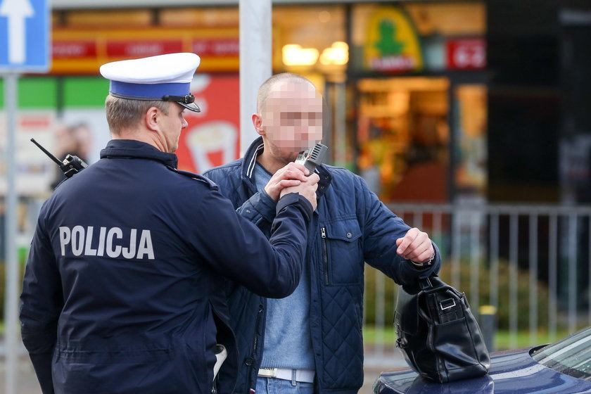 Wypadek w Warszawie. Seicento zderzyło się z bmw. Ranny kierowca