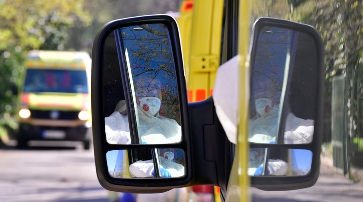 A nyitóképen: Egy mentő arca tükröződik a visszapillantó tükörben / Fotó: MTI/Szigetváry Zsolt