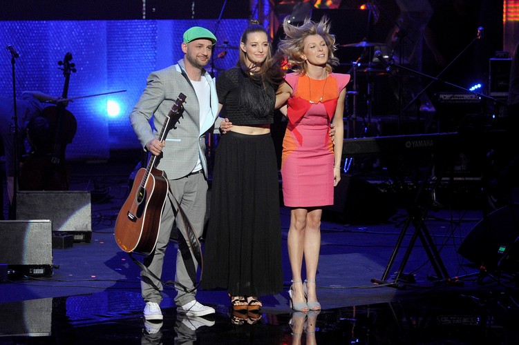 Skubas, Kari Amirian i Mela Koteluk podczas występu na gali Fryderyków