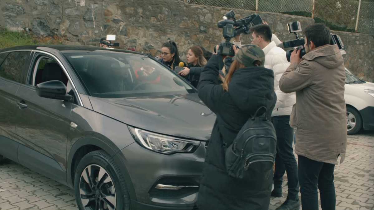 Ahmet dobija otkaz, jer su svi mediji objavili njegove slike sa Arzu: Na Blic TV večeras DVE  epizode serije 
