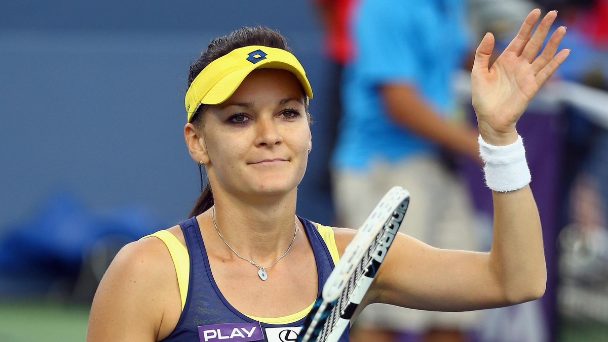 Na otwarcie sezonu 2015 i Pucharu Hopmana Agnieszka Radwańska wygrała w Perth z faworytką Australijczyków Casey Dellacquą 6:2, 6:3. W drugim niedzielnym pojedynku Jerzy Janowicz zmierzy się z Mattem Ebdenem, na koniec mikst.