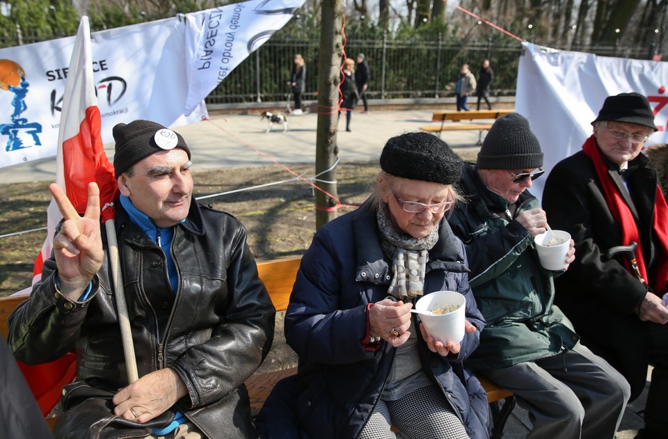 Wielkanocna manifestacja KOD przed KPRM 