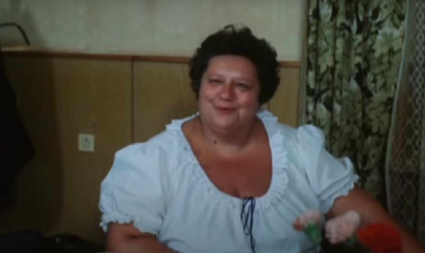 Helena Růžičková ako Škopková v komédii Slunce, seno, jahody. 