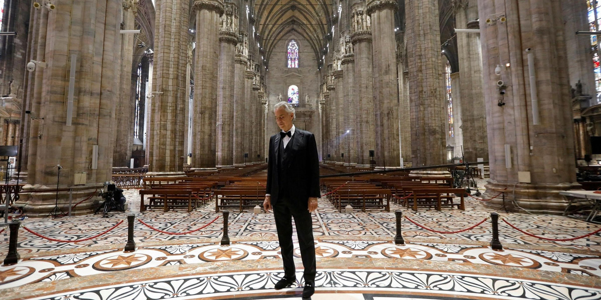 Niezwykły koncert. Andrea Bocelli wystąpił samotnie w katedrze w Mediolanie