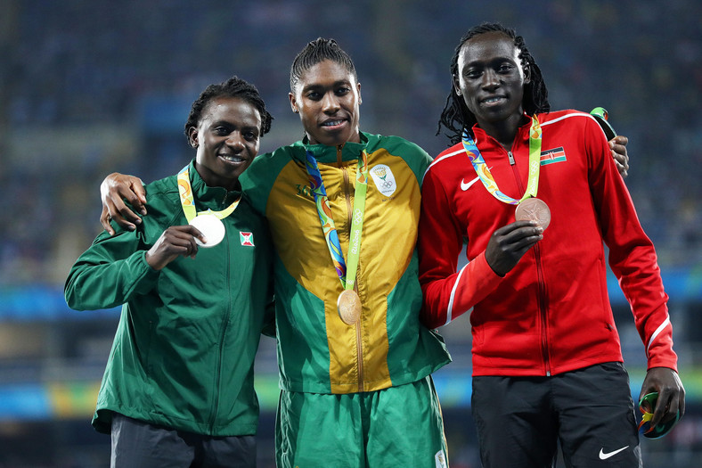 Francine  Niyonsaba, Caster Semenya i Margaret Nyairera Wambui na podium po biegu na 800 metrów