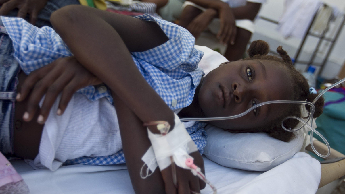 W wyniku epidemii cholery na Haiti zmarło już 330 osób; w ciągu doby śmierć zabrała kolejnych 25 osób, a 65 trafiło do szpitali. Chorobą zaraziło się ponad 4,7 tys. obywateli - podały w piątek władze. Z powodu epidemii Dominikana wzmacnia kontrolę na granicy.