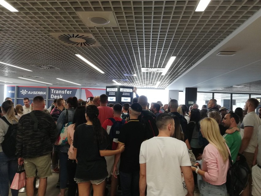 Putnici su na aerodrom došli još oko četiri sata ujutru