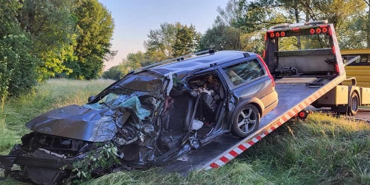 Na miejscu wypadku zginął 31-letni kierowca volvo. 