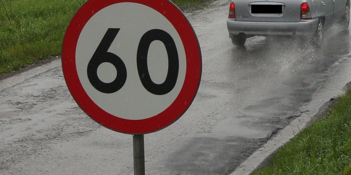 znak ograniczenie prędkości do 60 km/h