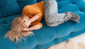 Menstrualna migrena je posebna vrsta migrene koja se javlja neposredno pre ili tokom menstruacije zbog naglog pada estrogena
