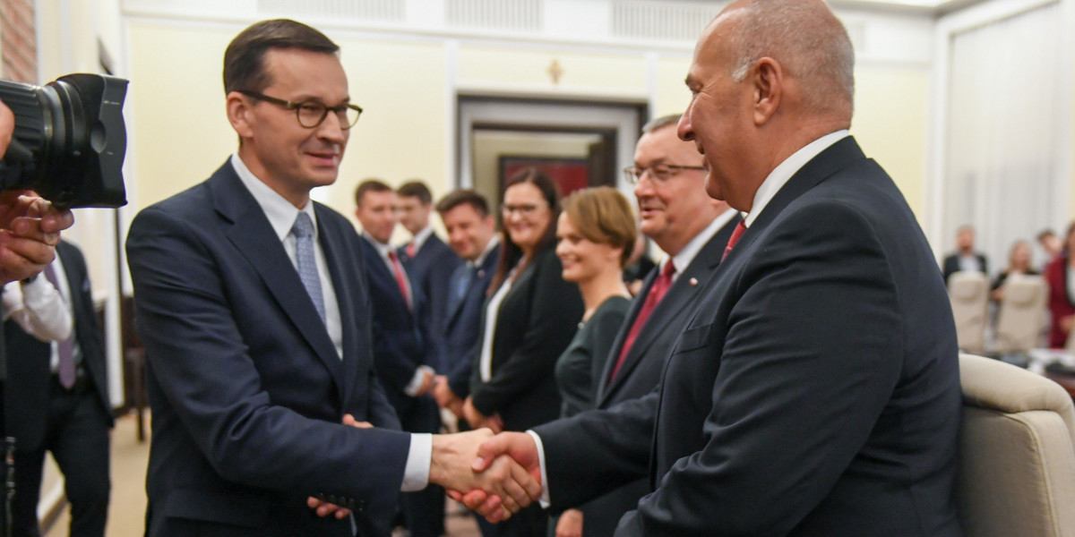 Premier Mateusz Morawiecki i minister finansów Tadeusz Kościński. Rząd przyjął założenia do budżetu na 2021 r. 
