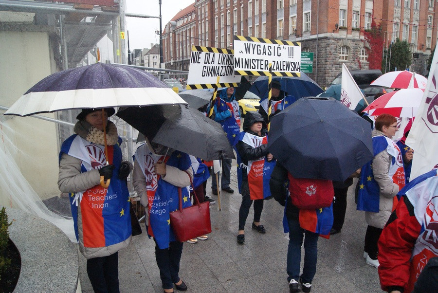 Olsztyn: nauczyciele protestowali przeciwko reformie edukacji