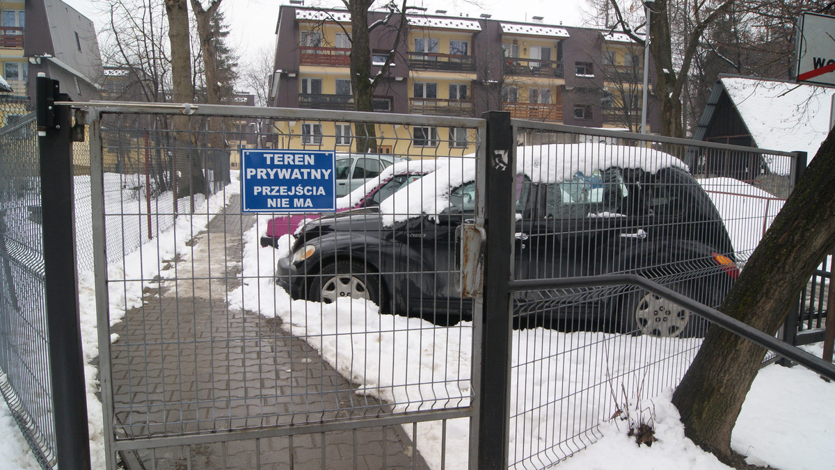 Nie dość, że jedna z zakopiańskich spółdzielni mieszkaniowych zagrodziła swój teren odcinając mieszkańców miasta od tradycyjnych przejść "na skróty", to teraz zabrania im wchodzenia na swój teren.