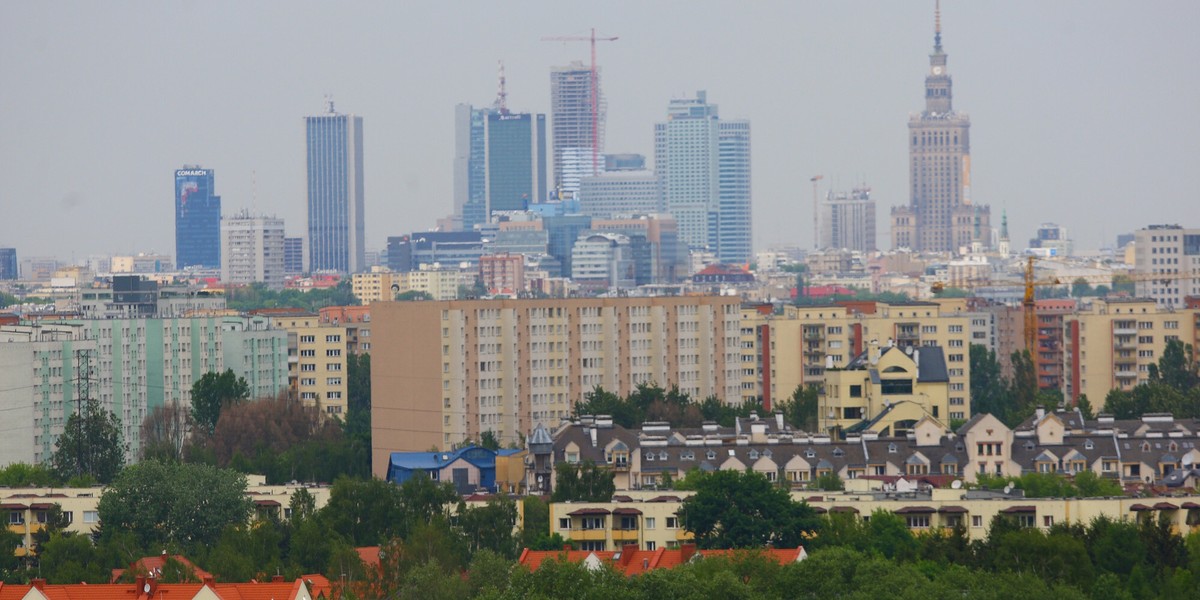 Warszawa przeprowadza właśnie gigantyczną akcję wymiany wszystkich, będących w gestii miasta, opraw na latarniach z sodowych na ledowe. 