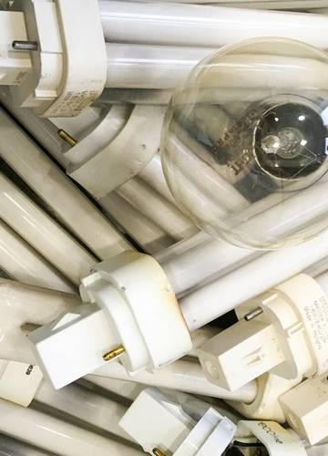 Gdzie wyrzucasz zużyte świetlówki i LED-y? Sprawdź, ile wiesz o  elektrośmieciach - Noizz