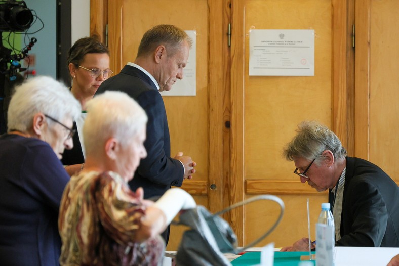 Ostrów Wielkopolski, 09.06.2024. Wybory do Parlamentu Europejskiego 2024. Prezydent RP Andrzej Duda głosuje w lokalu wyborczym w Szkole Podstawowej nr 1 przy ulicy Partyzanckiej 15 w Ostrowie Wielkopolskim, 9 bm. W Polsce trwa głosowanie w wyborach do Parlamentu Europejskiego. Do jego zakończenia obowiązuje cisza wyborcza. (mr) PAP/Tomasz Wojtasik