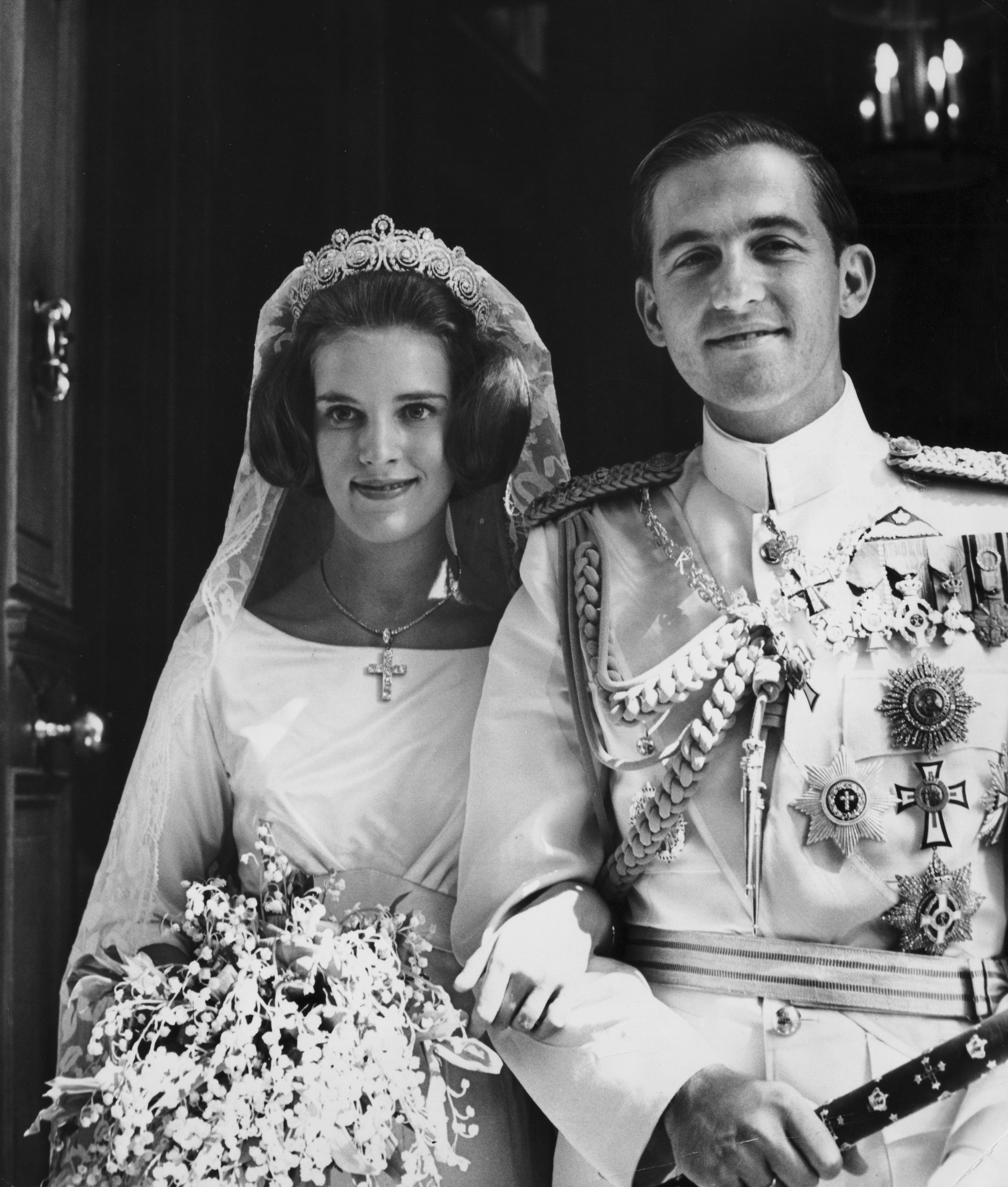 Na archívnej snímke z 18. septembra 1964 grécky kráľ Konštantín II. a kráľovná Anne-Marie pózujú po sobáši v Aténach. 