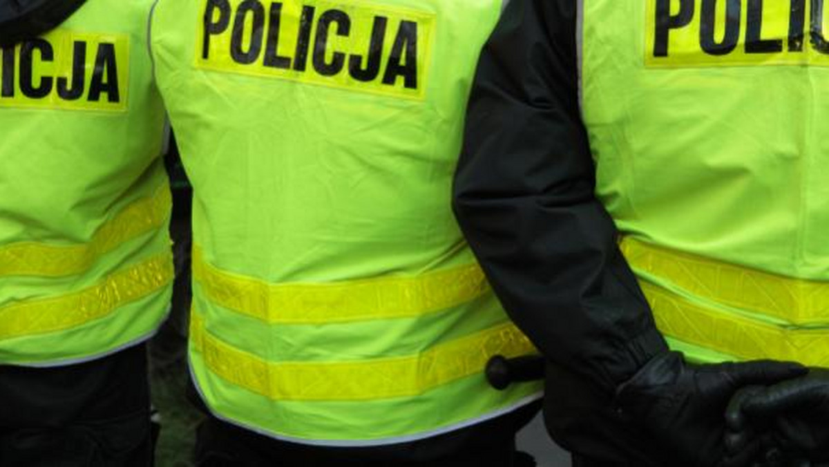 Policja poszukuje sprawcy sobotniego napadu na kantor w Oławie, podczas którego zaatakowana została pracująca tam kobieta. Policjanci proszą o kontakt świadków zdarzenia.