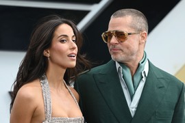 Dok se BRED PIT OBLAČI KAO PAPGAJ i tako šaren od glave do pete zbija šale s novinarima u DUBINI DUŠE PATI: Ovo ga NAJVIŠE BOLI i tu ne pomaže ni 30 godina mlađa devojka