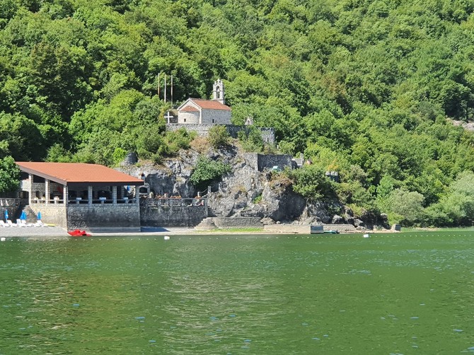 Plaža, kafana i crkva na obali Skadarskog jezera