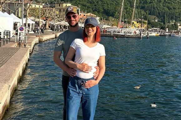 TRUDNA POZNATA PEVAČICA Čeka prvo dete sa kolegom, otkrila pol: "Stiže pojačanje"