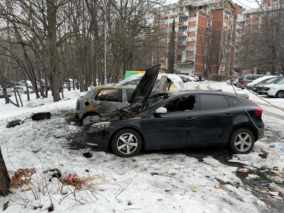 Oštećena vozila na parkingu u naselju Medaković