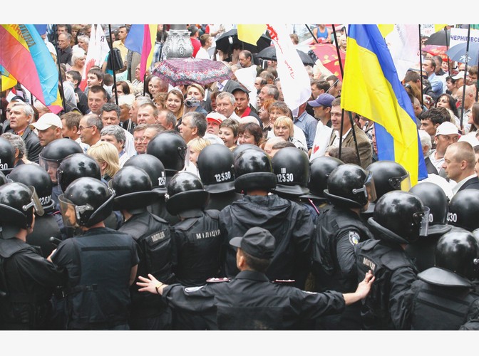 Kordon policji powstrzymujący demonstrantów w Kijowie