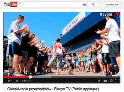 Aplauz dla przypadkowych przechodniów. Jak reagowali?