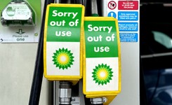 Wielka Brytania cierpi, kolejki na stacjach paliw i racjonowanie benzyny