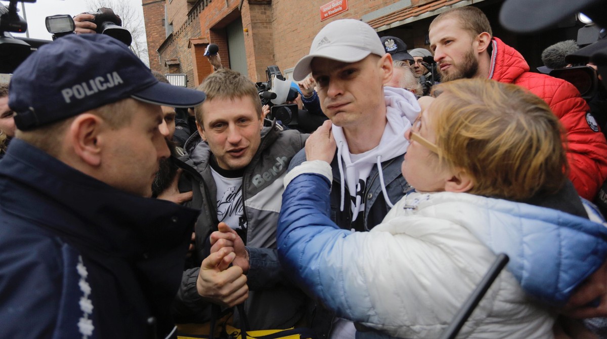 Отсидел за преступление которое не совершал. Отсидел за преступление которое не совершал. Томаш коменда. 18 лет тюрьмы. Люди которые отсидели 25 лет.