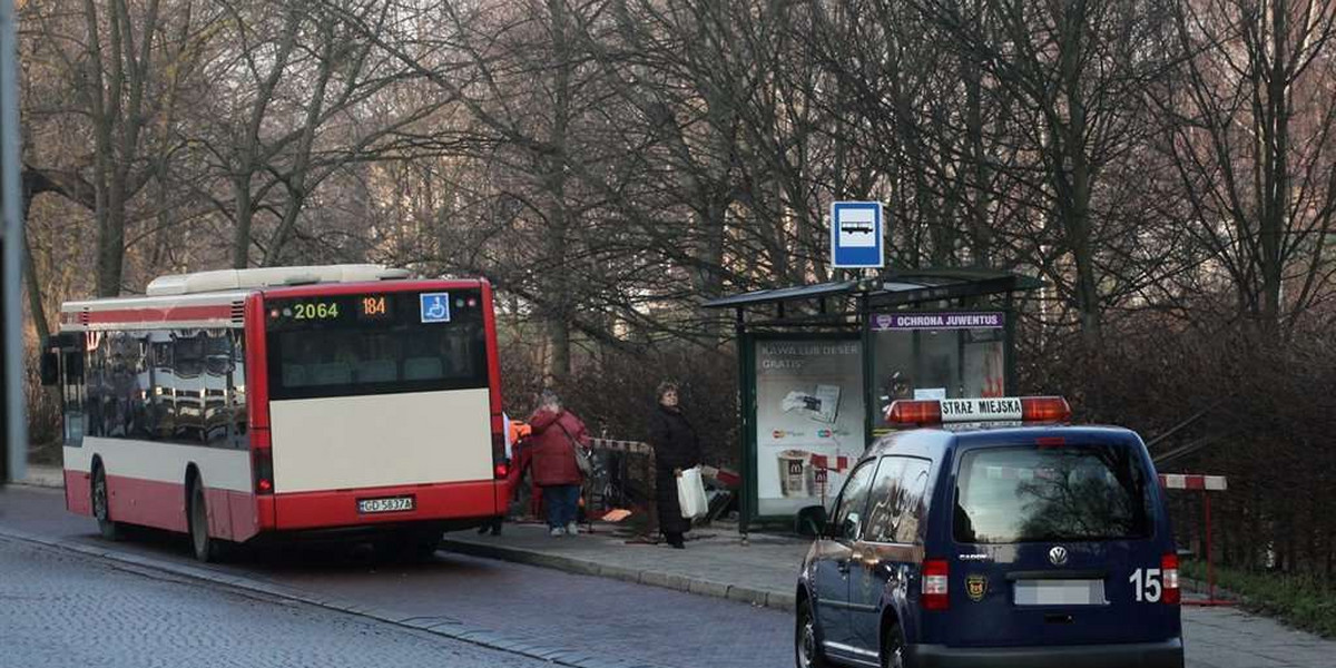 STRAZ MIEJSKA GDANSK ZAPARKOWALA NA PRZYSTANKU AUTOBUSOWYM