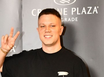 Ovaj frajer je ROĐENI BRAT RELJE POPOVIĆA, samo jednom se pojavio  u javnosti - Reper iskren: "Moram da ga krijem"