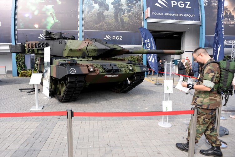 MSPO potrwa do 7 września, natomiast w dniach 8-9 września po raz drugi odbędą się Dni Otwarte imprezy.

Będzie można wówczas oglądać Wystawę Sił Zbrojnych RP 'Obronność - Współpraca - Suwerenność'. W Kielcach zaprezentuje się ponad 30 jednostek i instytucji podlegających Dowództwu Generalnemu Rodzajów Sił Zbrojnych - m. in. Wojska Lądowe, Siły Powietrzne, Marynarka Wojenna, Wojska Specjalne, Inspektorat Wsparcia Sił Zbrojnych; będzie też reprezentacja Wojsk Obrony Terytorialnej i Żandarmerii Wojskowej.

Czołg Leopard 2A5