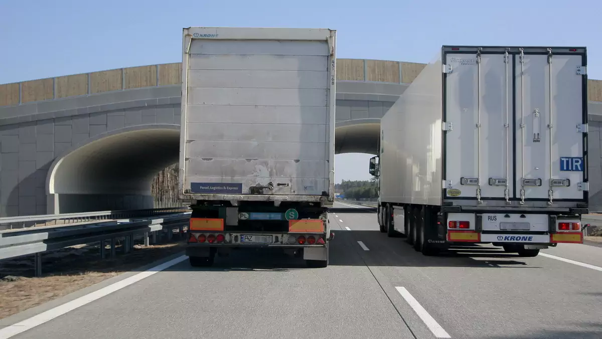 Kiedy zobaczysz dwa długo wyprzedzające się TIR-y, trzymaj się od nich z daleka, zanim manewr wyprzedzania nie zostanie zakończony.