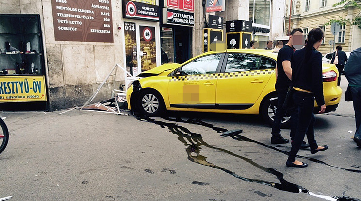 A taxinak egy másik autó ütközött neki, ezért repült fel a járdára / Fotó: Olvasóriporter