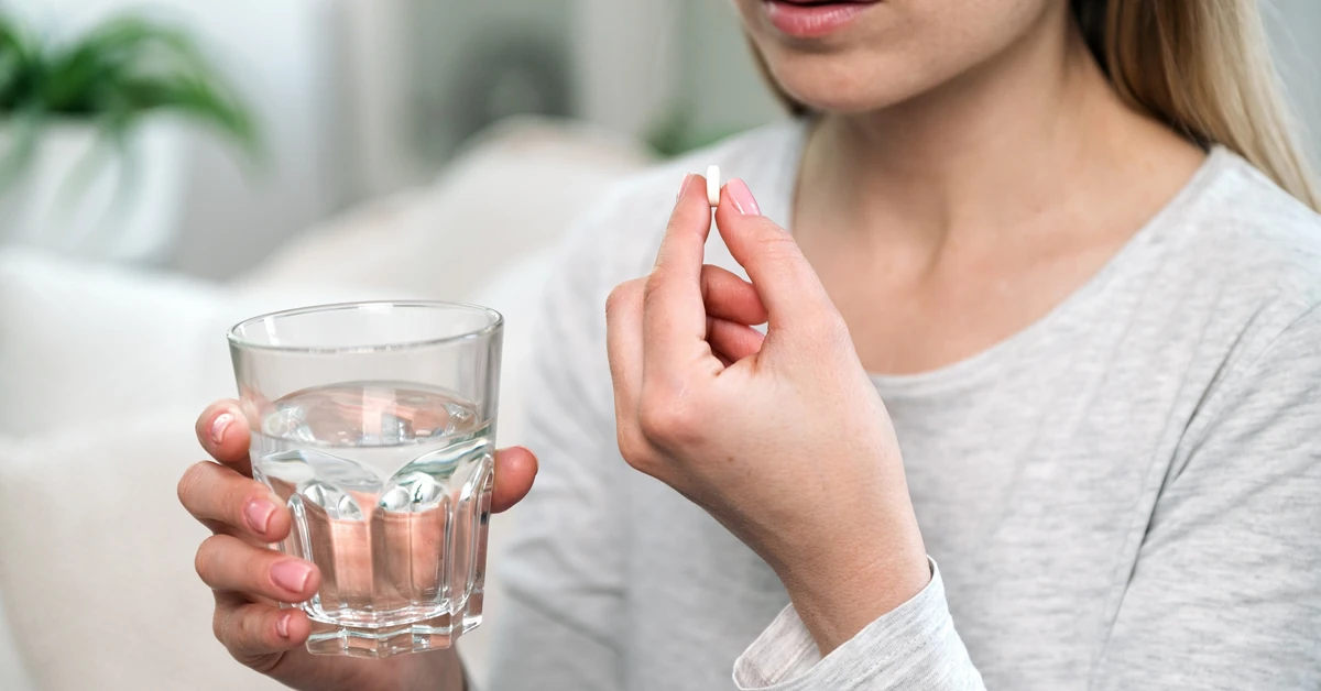 Czym najlepiej popijać leki? Ekspertka zdradza czarną listę napojów