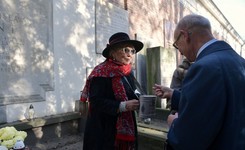 Politycy i aktorzy kwestowali na rzecz ratowania zabytków Starych Powązek [ZDJĘCIA]