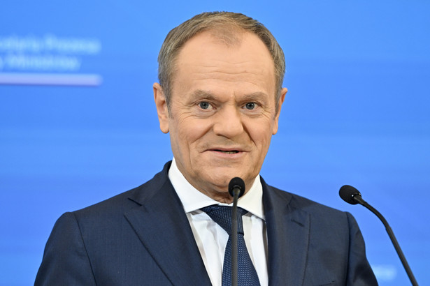 Premier Donald Tusk podczas konferencji prasowej po posiedzeniu rządu w siedzibie KPRM w Warszawie