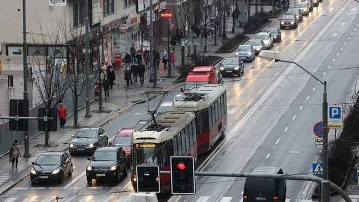 Policja póki co nie będzie karała kierowców nieuprawnionych pojazdów, którzy korzystają z buspasa. Powód? Niezgodność organizacji ruchu z projektem.