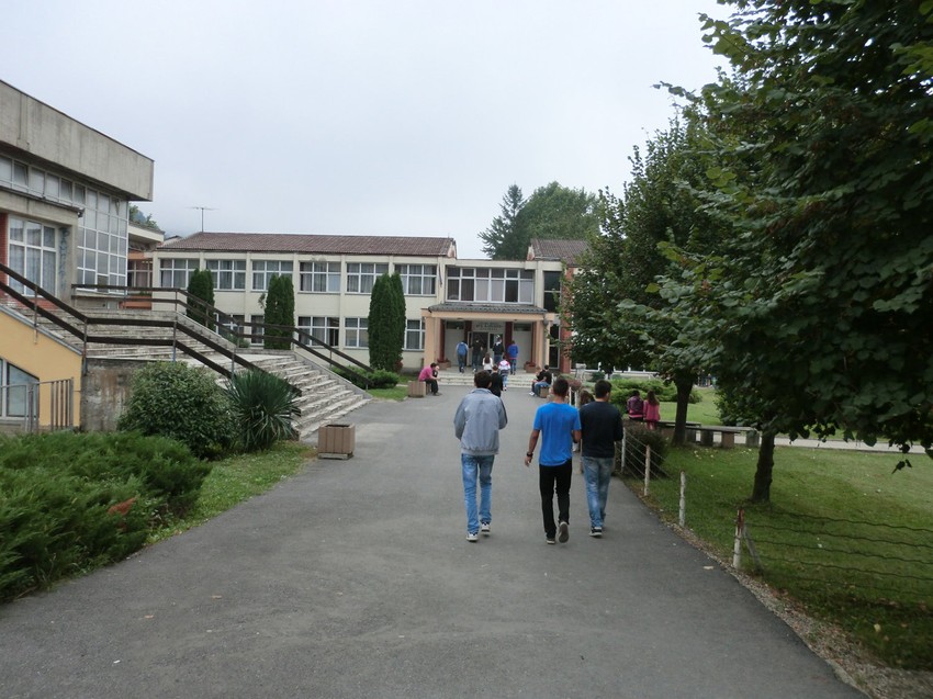 Preko "posrednika" do pozitivne ocene: Srednja škola "Vuk Karadžić" u Ljuboviji