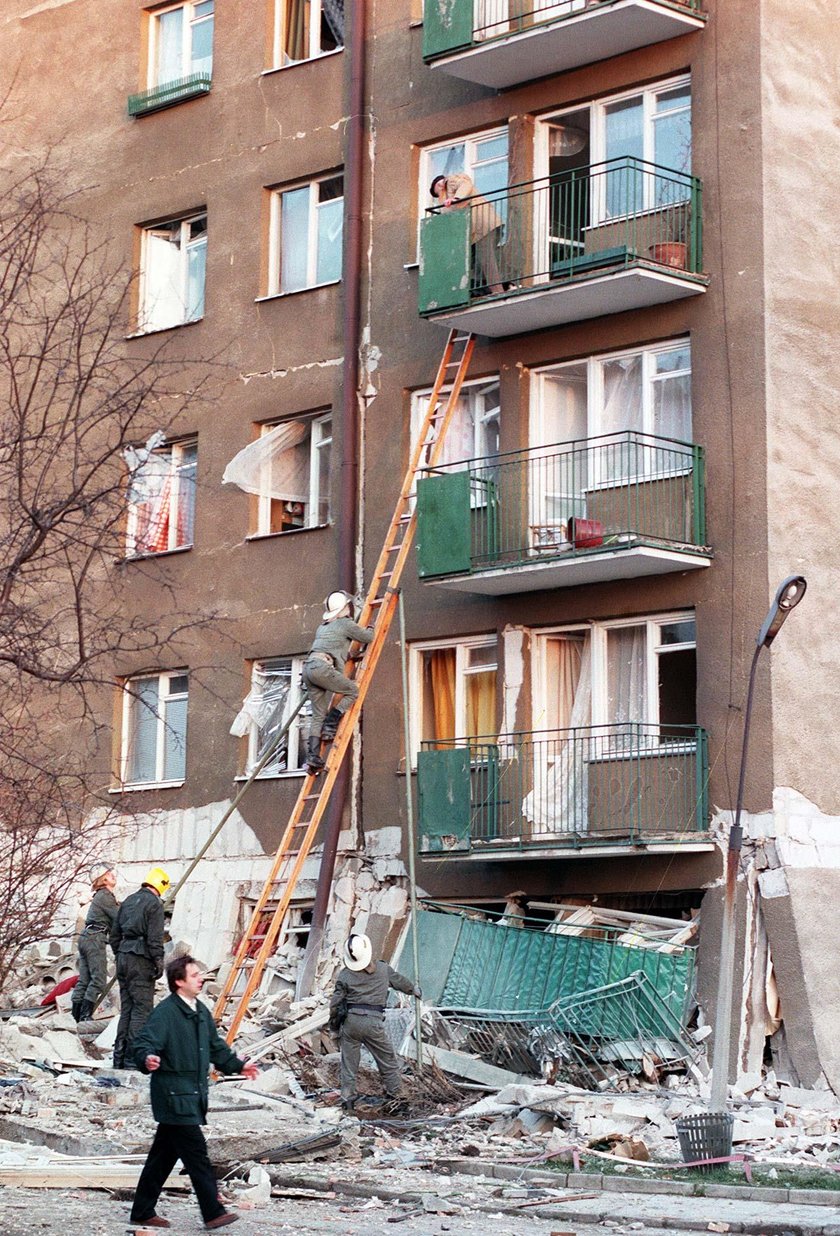 UOP wysadził blok, by "wyczyścić" teczkę Wałęsy? Prokuratura bada sprawę